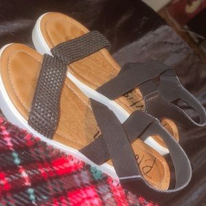 size 9.5 wmns sandals black and tan colored